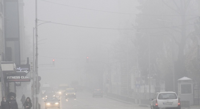 По-ниска цена на тока ще спре замърсяването на въздуха, смятат българите