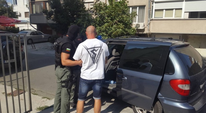 Спецакция в Сливен: Закопчаха дилъри с метамфетамини и крадени вещи 