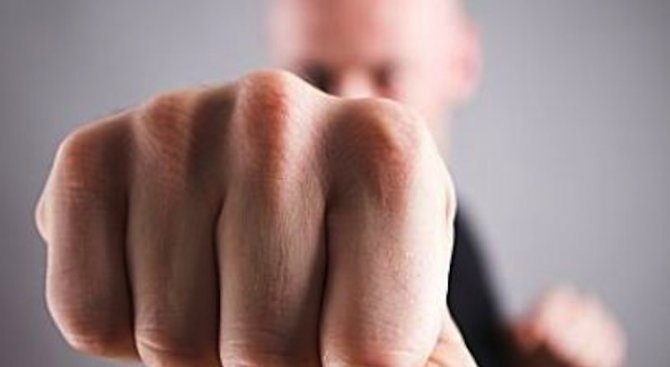 Двама мъже се биха, единият е в болница със счупвания и порезни рани на лявата ръка