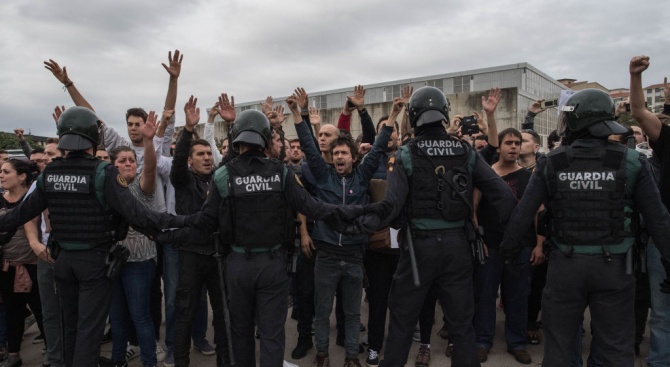 Испански полицаи пострадаха при сблъсъци с демонстранти в Каталуния