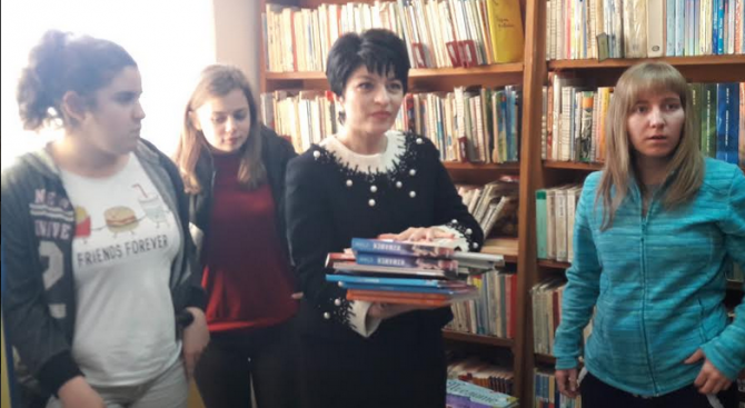 Десислава Атанасова дари книги на читалището в село Труд (снимки)