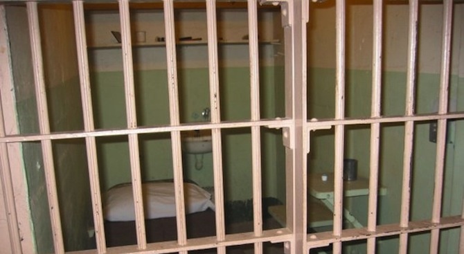 Арестуваха надзирател, вкарвал телефони на затворниците в Ловеч