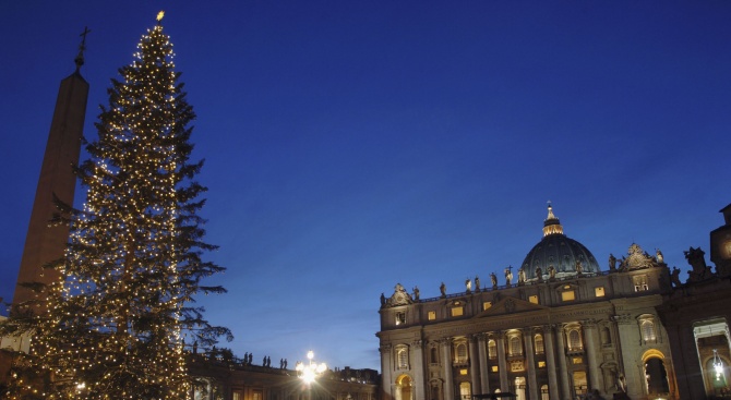 Запалиха светлините на коледната елха във Ватикана 