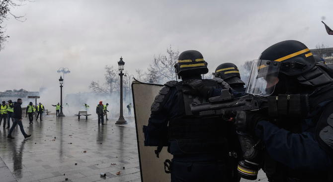 В Париж бяха арестувани 278 души по време на масовите протести (снимки)