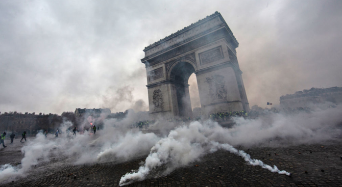 Щетите от протестите във Франция възлизат на над 10 млрд. евро