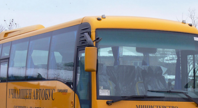 Гумите на училищен автобус изхвърчаха в движение