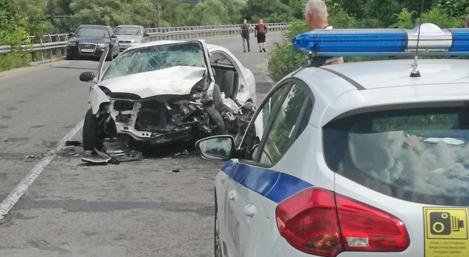 Катастрофа затвори участък на пътя София - Бургас