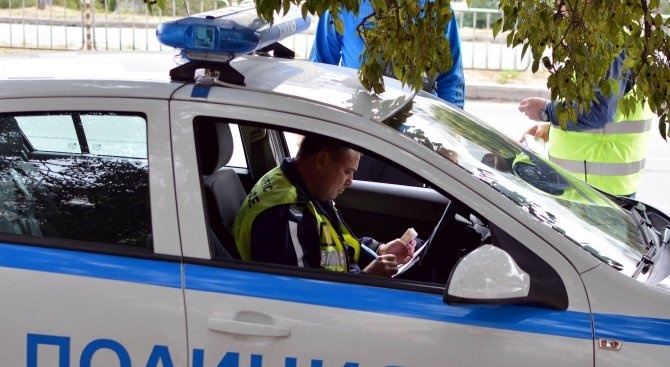 Полицаи преследваха пиян и неправоспособен шофьор в село Устрем 