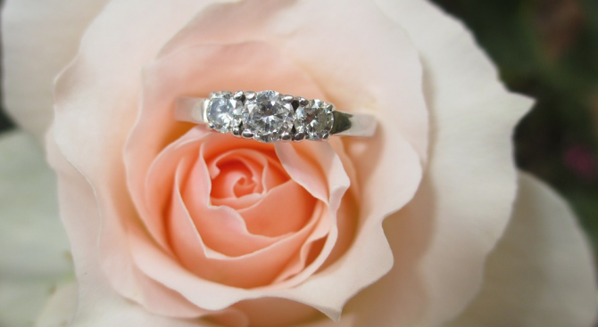 Американка получи обратно брачния си пръстен 9 години след като го изпусна в тоалетната 