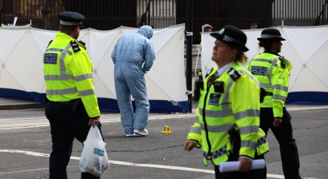 Мъж проникна през охраната на британския парламент (видео)