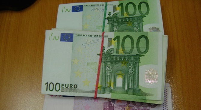 Спипаха недекларирани 23 500 евро в дамска чанта на ГКПП "Лесово" (снимка)