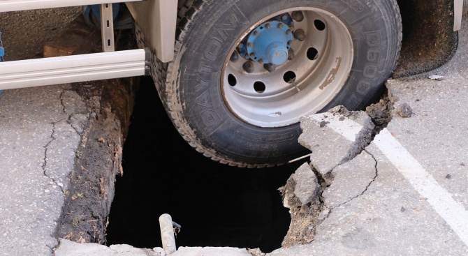  Камион пропадна в шахта на паркинг в Благоевград (снимки)