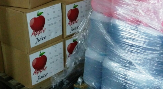 Митничари задържаха 430 литра ракия, маскирана като ябълков сок (снимки)