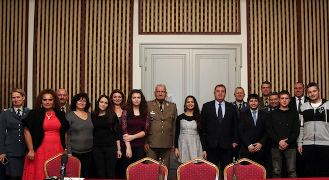 Красимир Каракачанов се срещна с децата на Българската армия