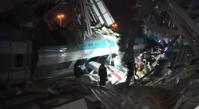 Високоскоростен влак се разби в Анкара, загинали са седем души (обновена+видео) 