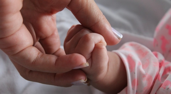 В Бургас извършиха успешна сложна операция на бебе с шест пръста на всеки крайник