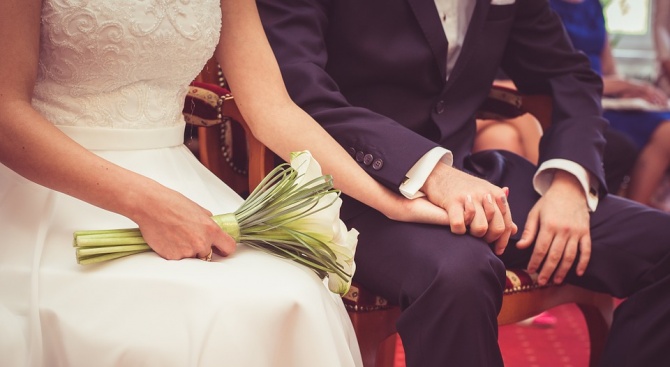 Съдят по двама на ден за фиктивни бракове