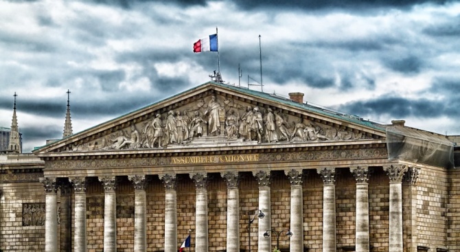 Парламентът на Франция отхвърли вота на недоверие към правителството