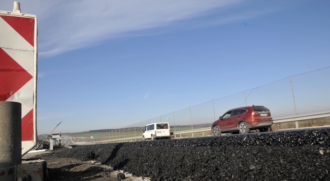Ремонтират пропаднал два пъти за месец участък от магистрала "Марица" (снимки)