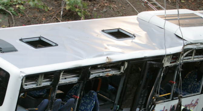 Тежка челна катастрофа между кола и автобус в Германия отне живота на двама души