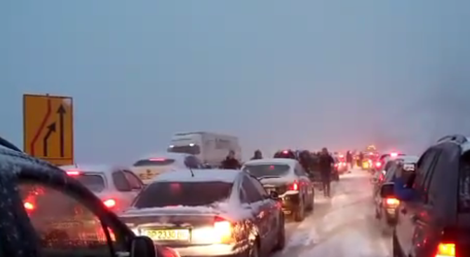 Хора играха хоро на магистралата, чакайки да изчистят пътя (видео)
