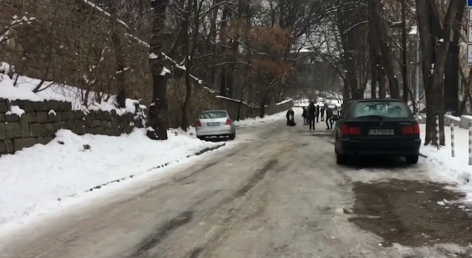Ледена пързалка се образува пред Испанската гимназия в София (видео)