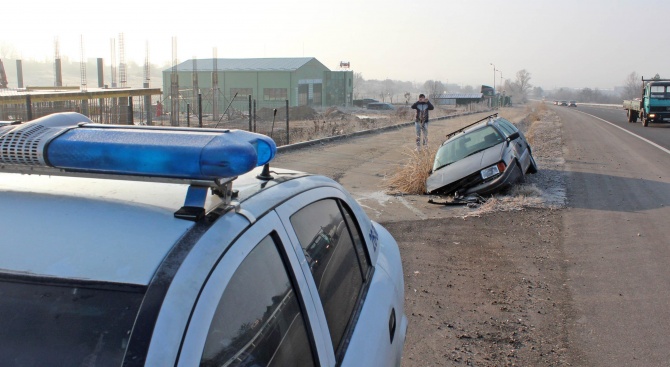 Водач изостави катастрофиралата си кола в крайпътна канавка