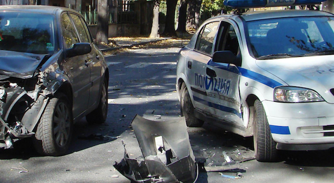 Катастрофа между патрулка и учебен автомобил в Свищов