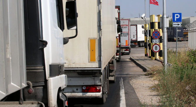 Спира се движението на камиони над 12 т по автомагистралите и натоваренитe пътища до 14.00 часа днес