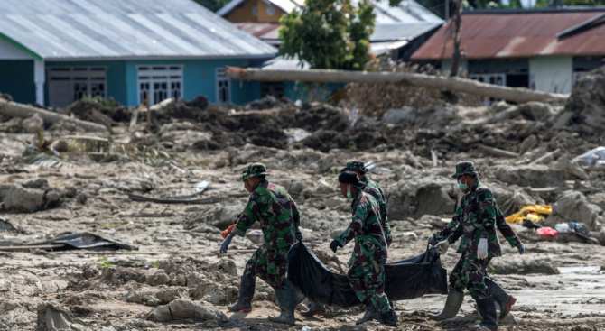 Жертвите на цунамито в Индонезия нараснаха до 222 души, 800 са ранени (видео)