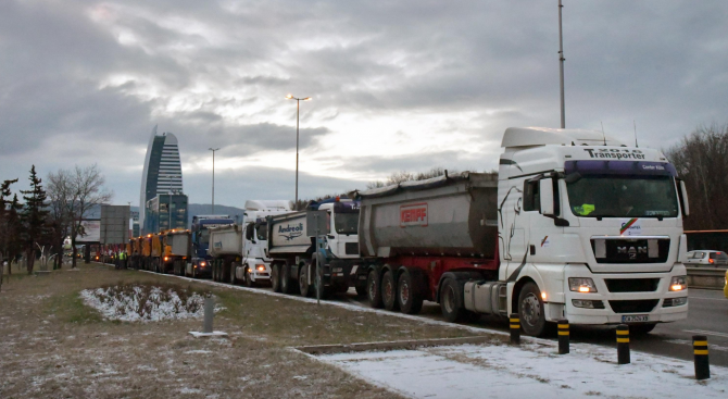 Утре от 14 ч. до 20 ч. се спира движението на камионите над 12 т по автомагистралите и натоваренитe пътища