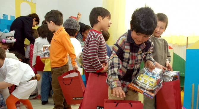 Децата от Босилеград получиха подаръците си от Столична община