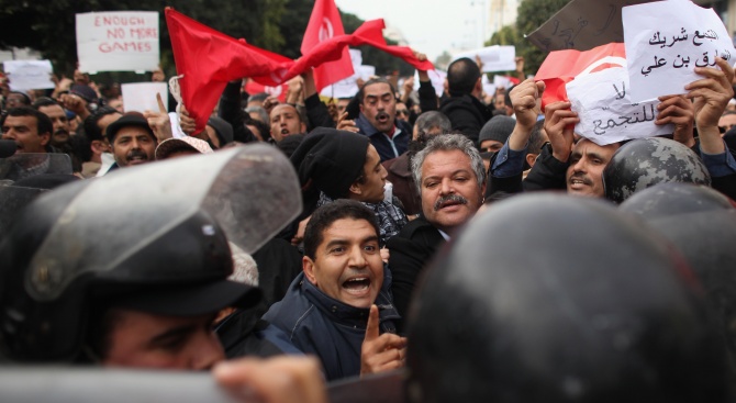 Арести последваха протестите в Тунис