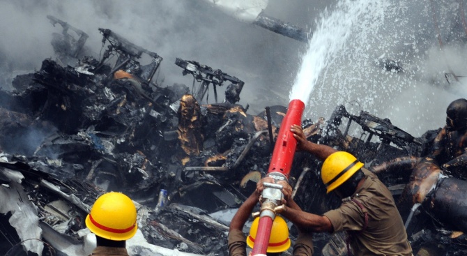 Пожарникари се борят със замърсяването на въздуха в Делхи