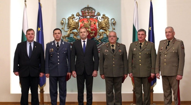 Румен Радев връчи пагони на военнослужещи, удостоени с висше офицерско звание (снимки)