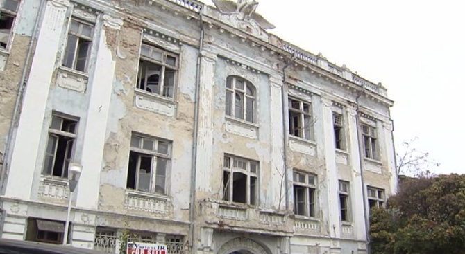 Емблематична за Варна сграда се руши, собствениците не искат да я реставрират 