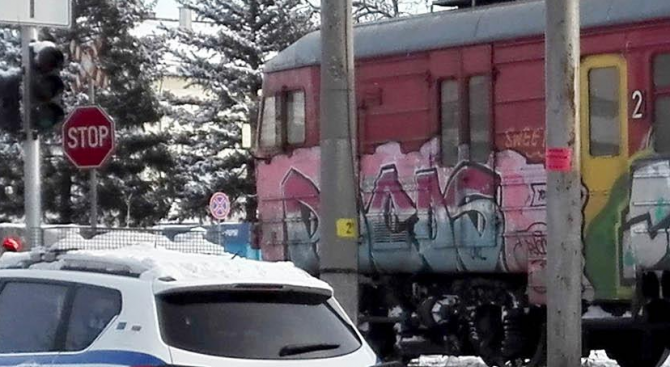Локомотив на пътнически влак пламна край Павликени