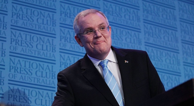 Австралийският премиер се оказа с два леви крака заради нескопосан фотошоп (снимки)