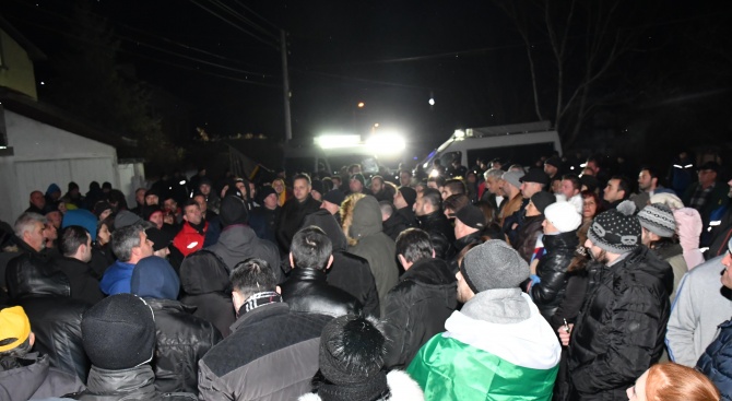 Жителите на Войводиново излязоха на трети протест (снимки)