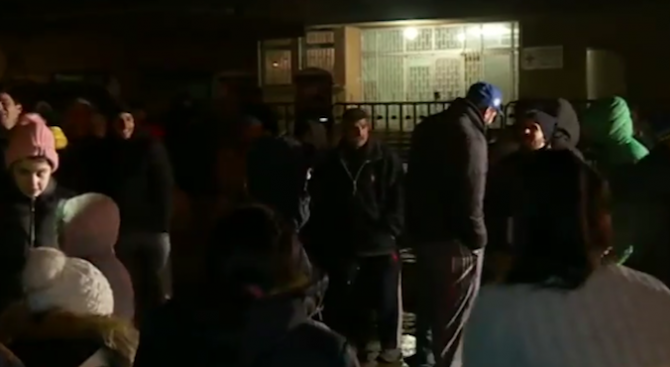 Жители на "Ботунец" излязоха на протест пред поликлиниката, искат закриването ѝ
