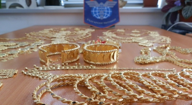 Спипаха 2 кг контрабандни златни накити на "Капитан Андреево" (снимки)