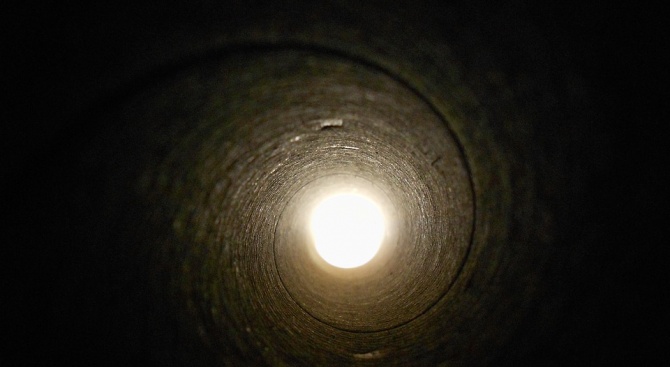 Спасители копаят тунел, за да стигнат до момченце, изчезнало в стометрова шахта