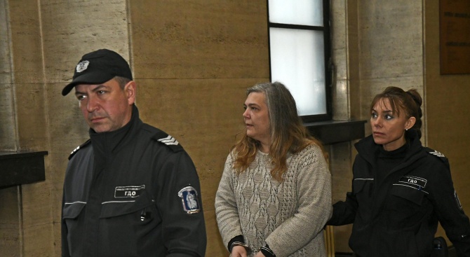 Обвинената за убийство на баща си Мария Велева се разплака в съда: Искам да се грижа за децата си (снимки)