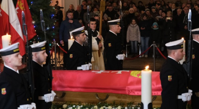 Погребват убития кмет на Гданск 