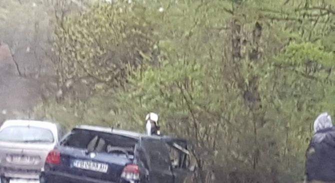Кола се удари в камион на пътя Сопот-Карлово. Четирима ранени