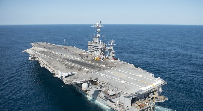 Американските бойни кораби в Черно море трябва да стоят далече от руските брегове, предупреди руски сенатор