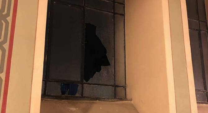 Неизвестен счупи едно от стъклата на Централната софийска синагога