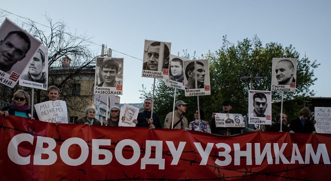 Арестуваха протестиращи до японското посолство в Москва (видео)