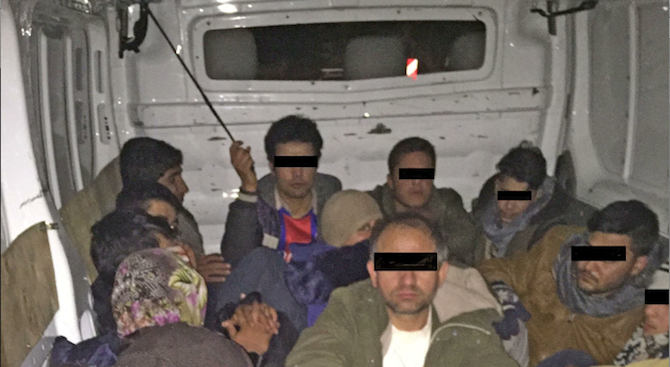 Гранични полицаи задържаха трима незаконни мигранти, укрити в камион