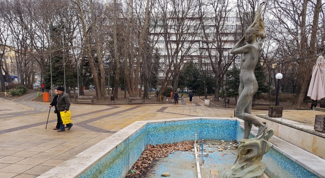 Ремонтират основно няколко фонтана във Варна (снимки)